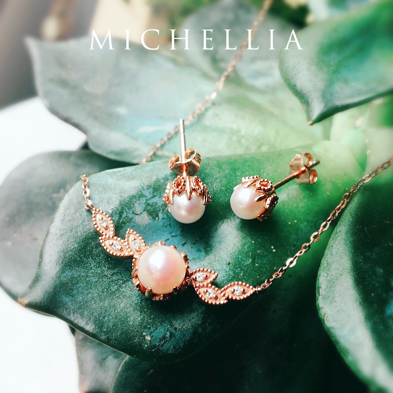[Dahlia] Floral Leaf Necklace in Akoya Pearl