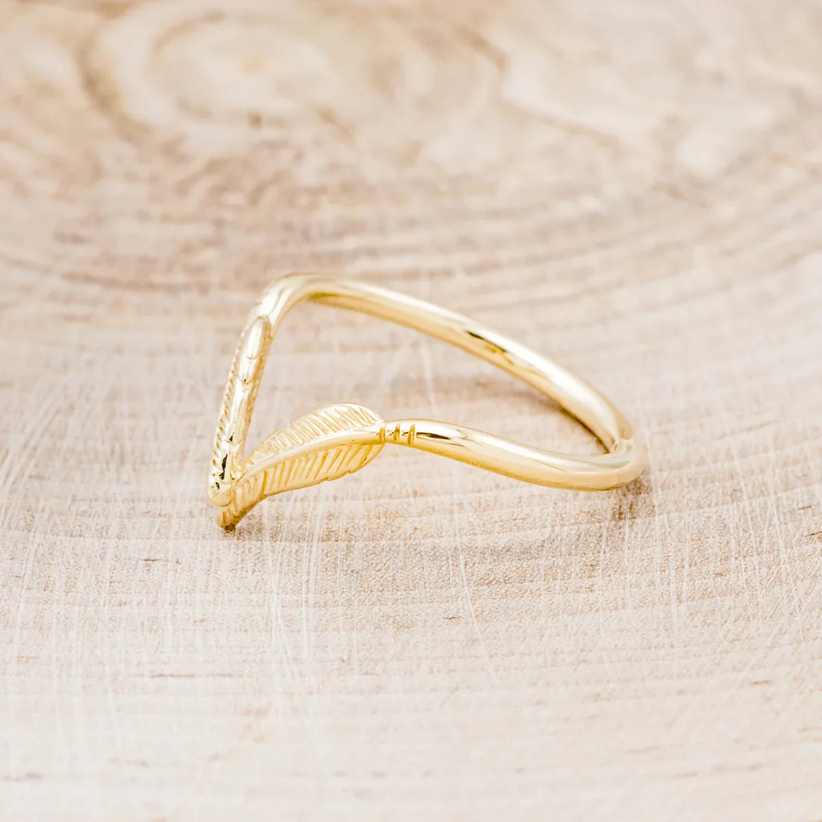 "Fala" - Feather Accented Tracer Wedding Band - 14K Yellow Gold - Size 7
