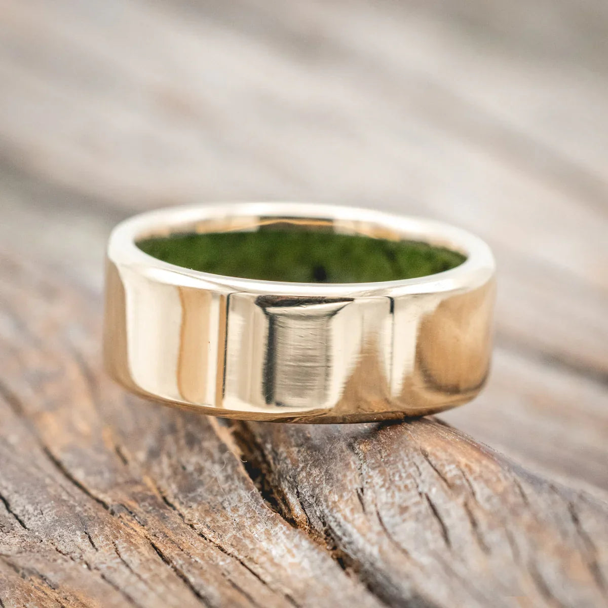 "Hyperion" - Crushed Moss Agate Lined Wedding Band - 14K Yellow Gold (8mm) - Size 11