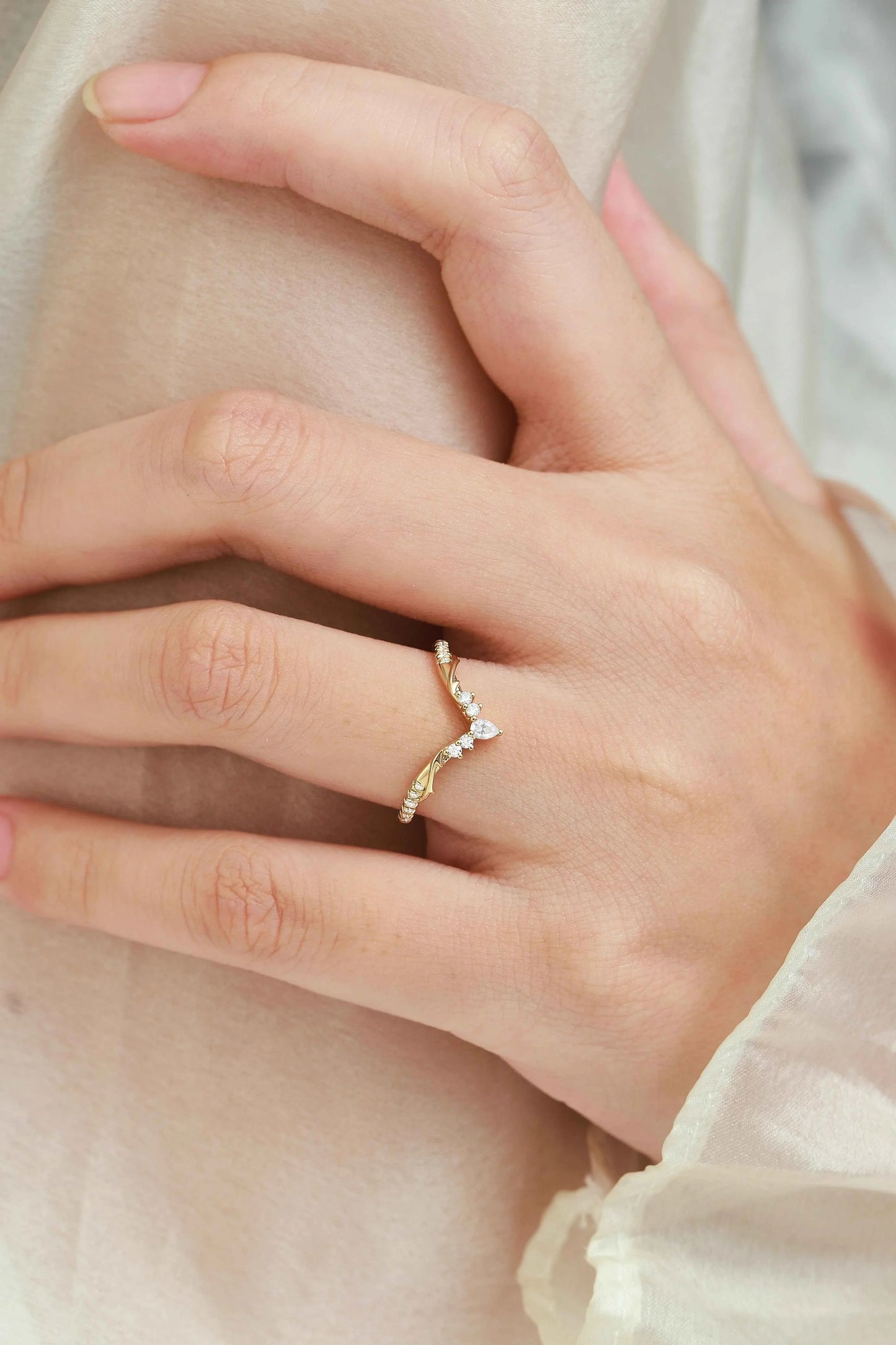 Thorn-Inspired Moissanite Curved Wedding Ring