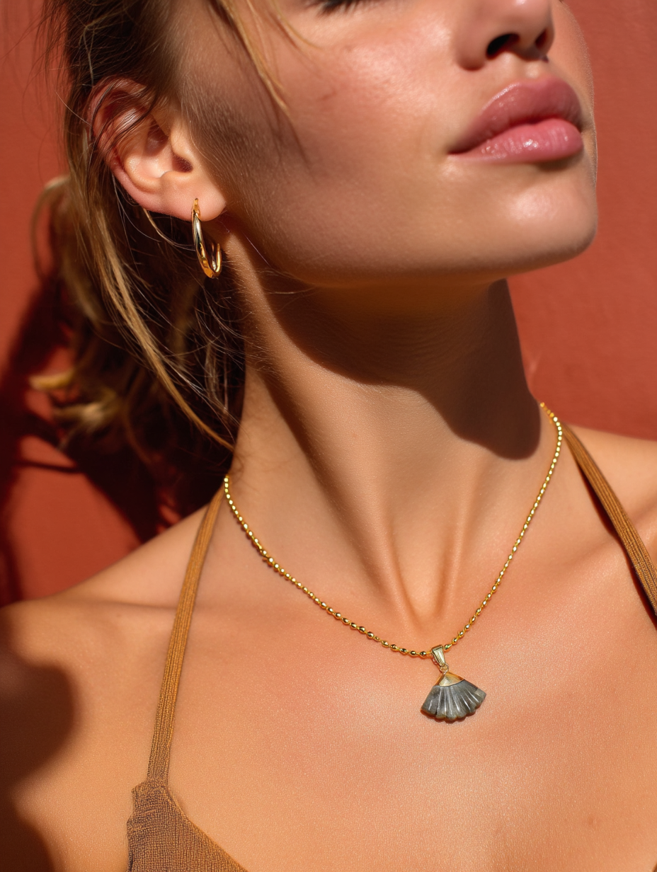 Collier CANDACE Terre | Pendentif Éventail Pierre Sculptée – Univers Terre