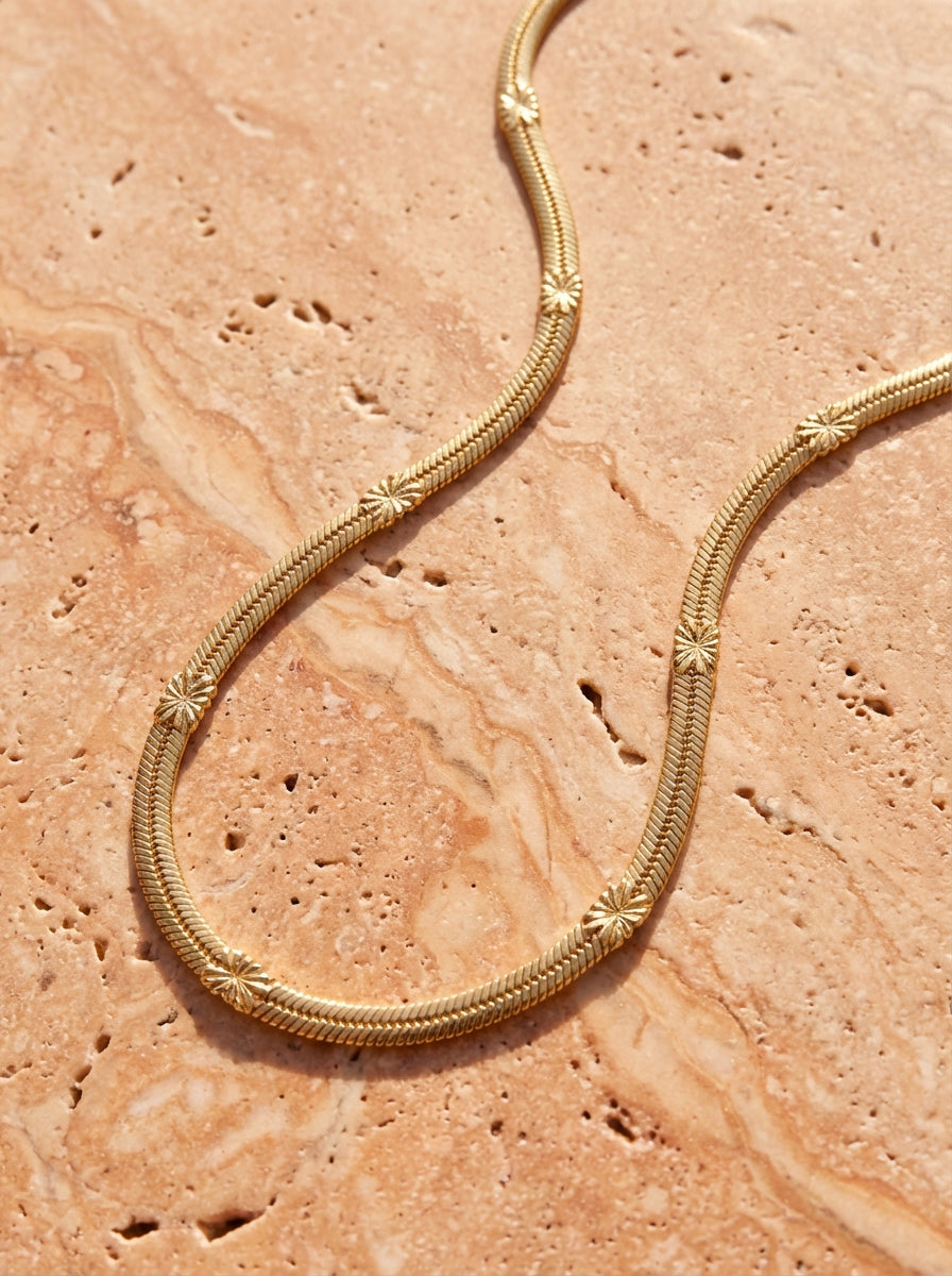 Collier My Chic | Chaîne Serpent Étoilée Plaquée Or 24K - Univers Parisienne chic