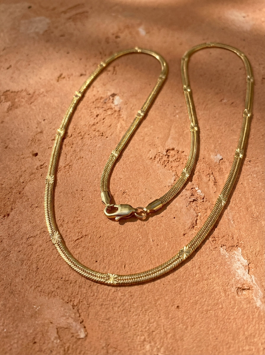 Collier My Chic | Chaîne Serpent Étoilée Plaquée Or 24K - Univers Parisienne chic
