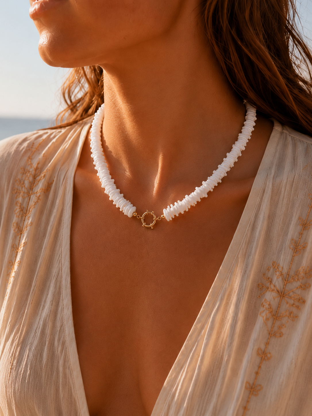 Collier Karibéa | Éclats de Coquillage & Fermoir Doré – Univers Aquatique