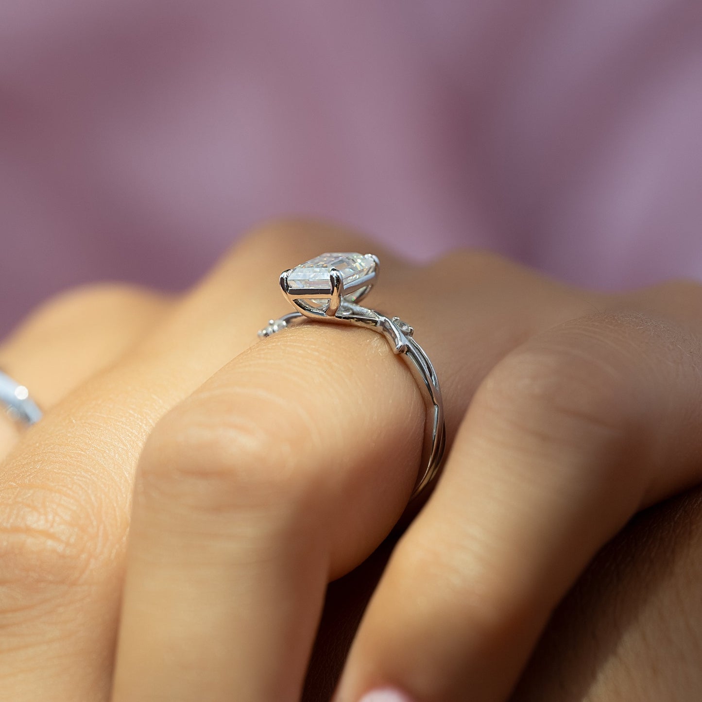 Fashionable Solarii Moissanite 2.0ct Emerald Cut 925 Sterling Silver Twist Design Engagement Ring