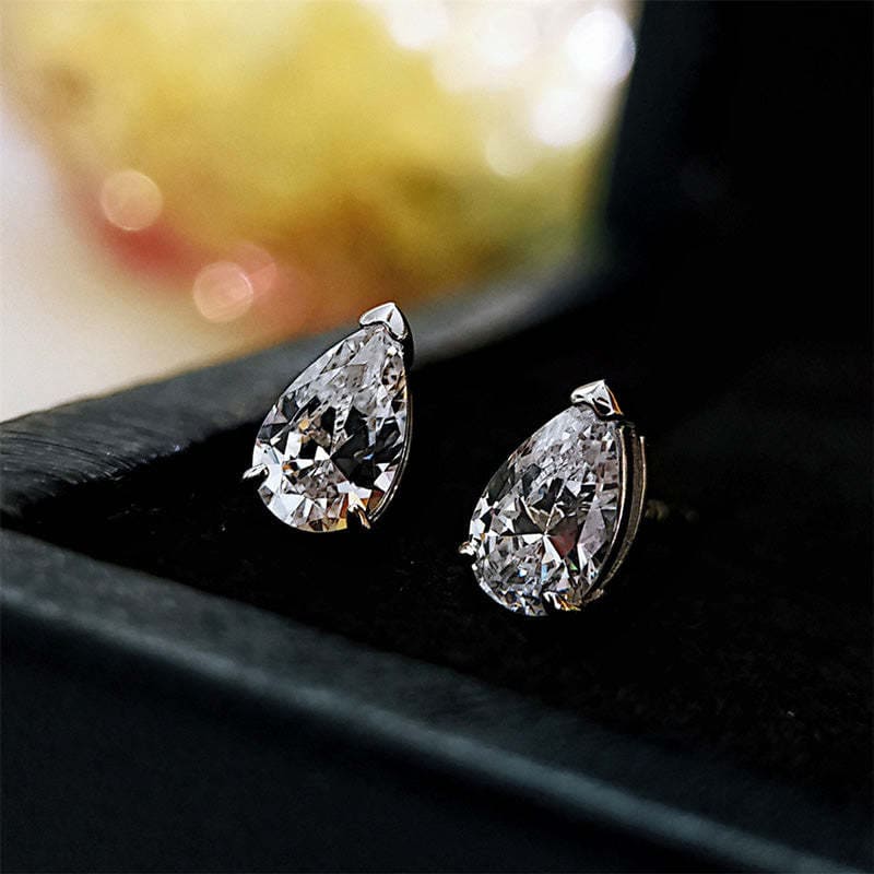Glittering Pear Cut Women's Stud Earrings In Sterling Silver