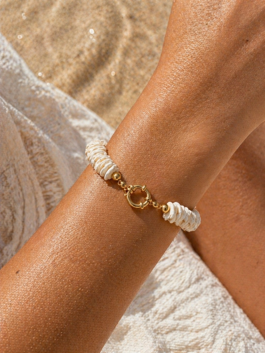 Bracelet Karibéa | Éclats de Coquillage Blanc & Fermoir Doré Personnalisable - Univers aquatique