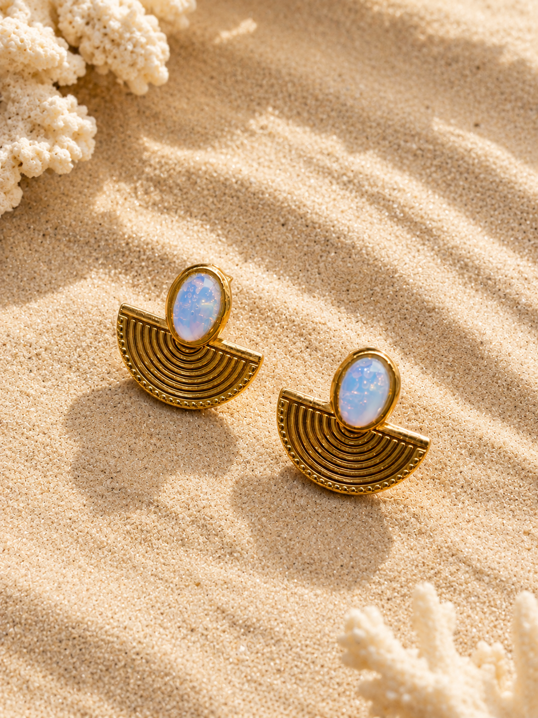 Boucles d'Oreilles Mahina | Pierre d'Opale & Demi-Lune Dorée – Univers Solaire