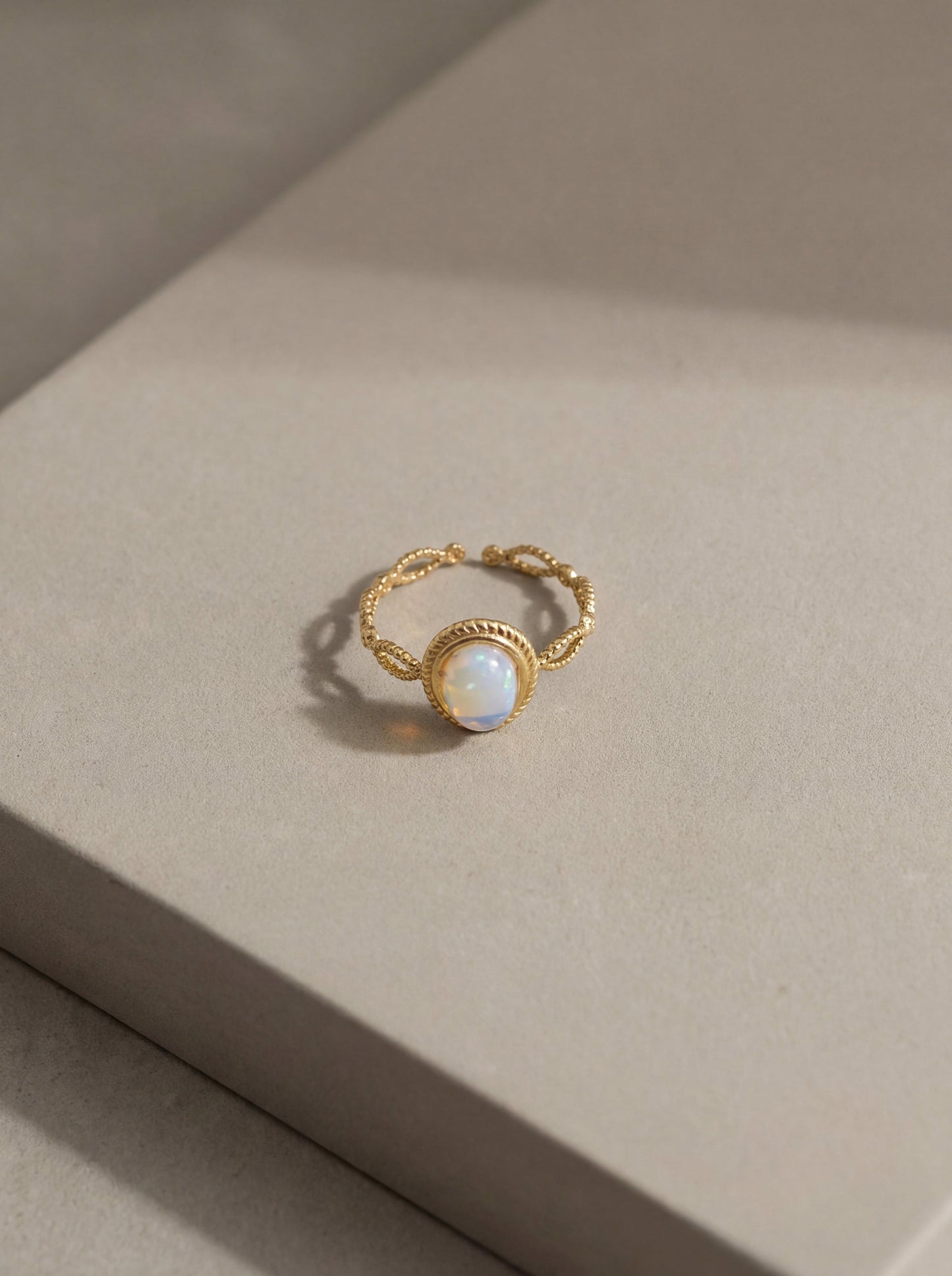 Bague Saint Germain | Pierre Naturelle Torsadée Plaquée Or – Univers Parisienne Chic