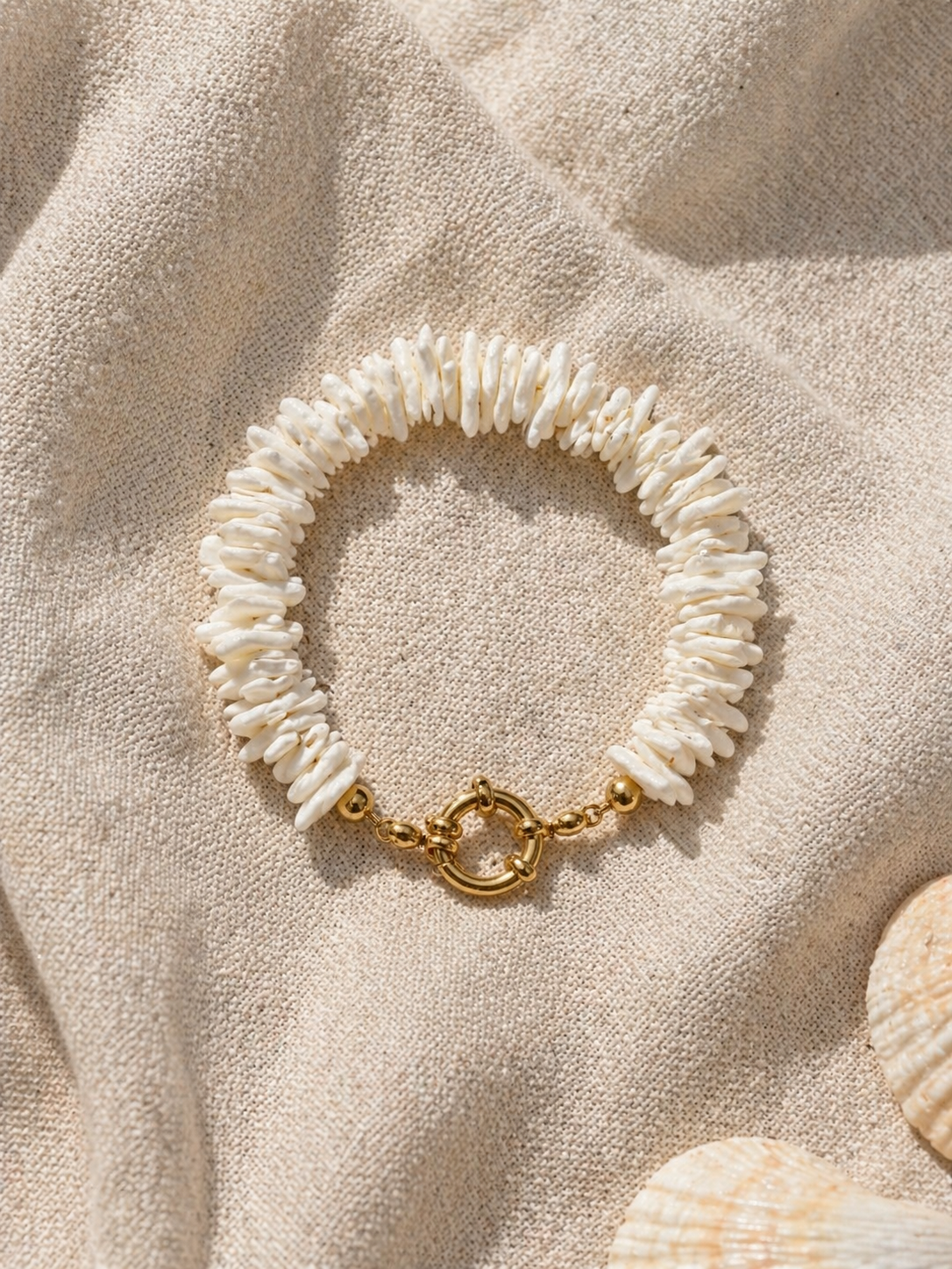 Bracelet Karibéa | Éclats de Coquillage Blanc & Fermoir Doré Personnalisable - Univers aquatique
