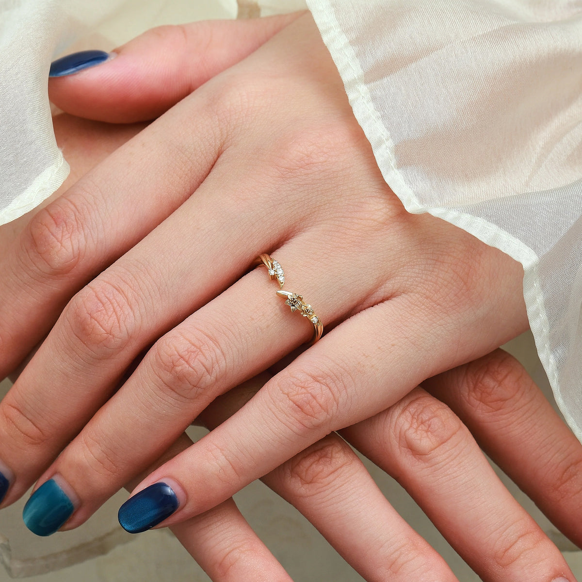Nature-Inspired V-Shaped Floral Leaf Moissanite Wedding Band – Open Vine Design Ring