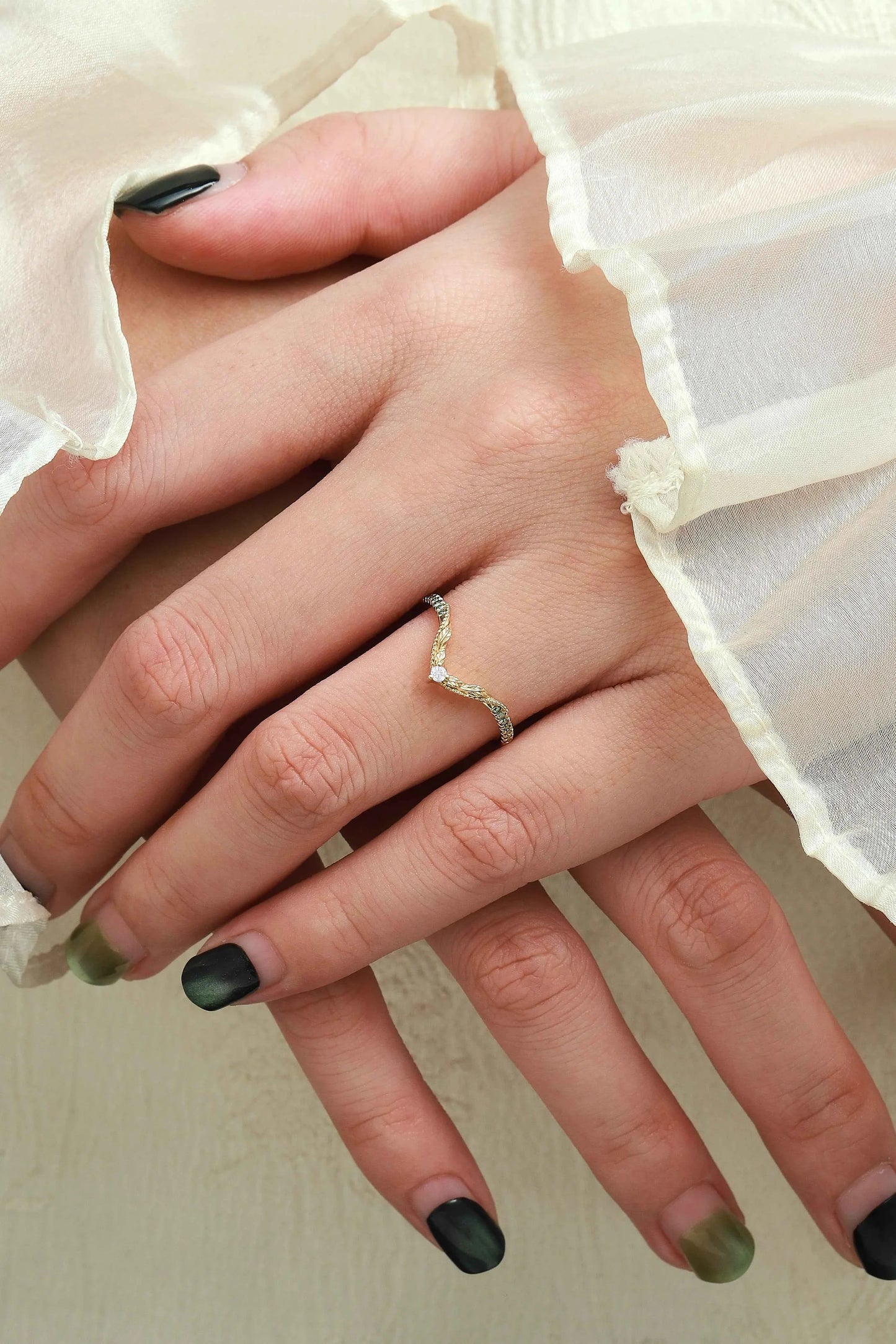 Nature-Inspired Leaf Wedding Band – Blue Sapphire and Moissanite Details