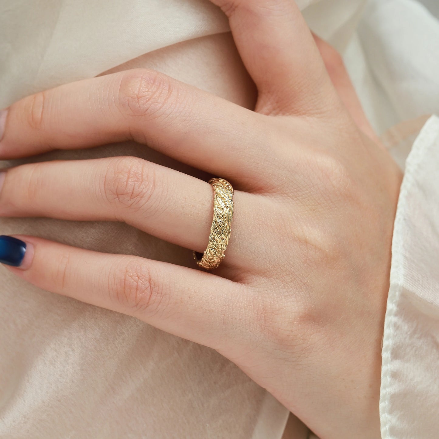 Nature-Inspired Leaf Carved Men's Wedding Band