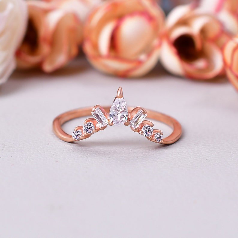 Vintage Inspired Curved Moissanite Wedding Band Ring