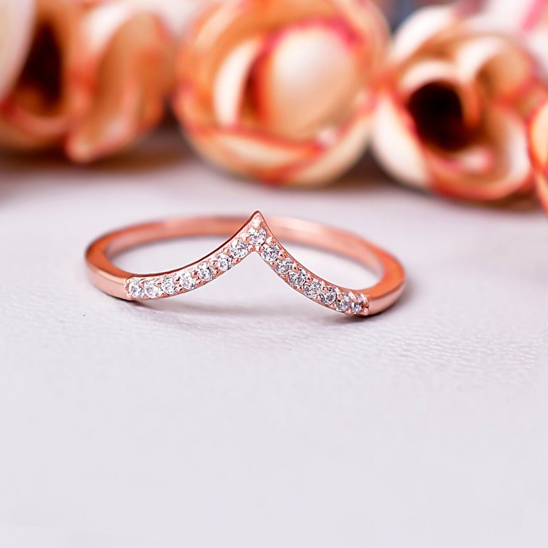 Elegant V-Shaped Moissanite Wedding Ring