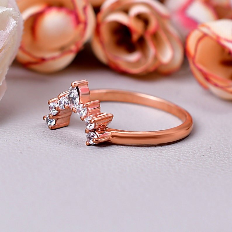 Elegant Round Cut Moissanite Wedding Band Ring