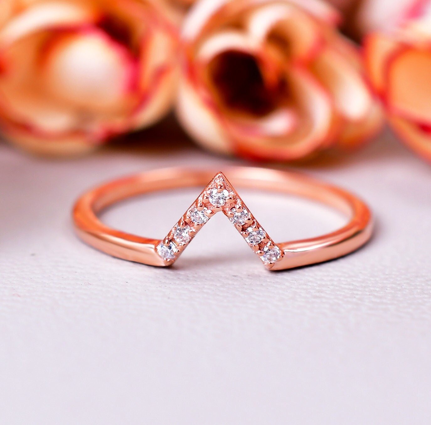 Vintage Art Deco V-Shaped Moissanite Band Ring