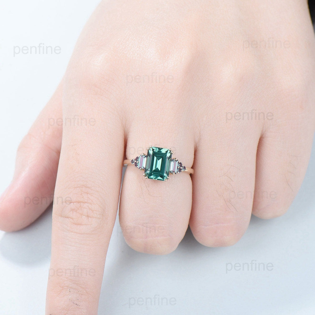 Unique Emerald Cut Green Sapphire Ring 8 Prongs Cluster Baguette Alexandrite Engagement Ring Vintage Green Crystal Wedding Ring for Women