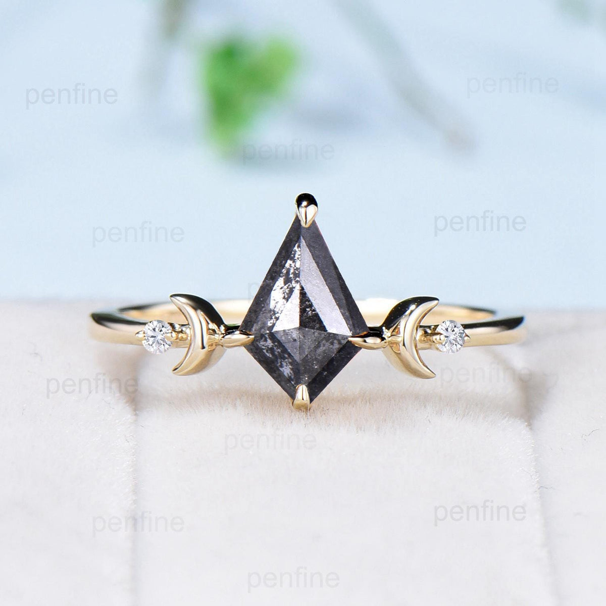 Vintage kite shaped salt and pepper diamond engagement ring set yellow gold Unique celestial moon wedding ring for women dainty promise ring