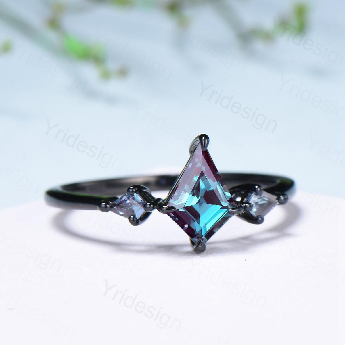 Minimalist Black Gold Three Stone Lab Grown Diamond Ring Kite Cut Natural Salt And Pepper Diamond Engagement Ring Silver Alexandrite Ring