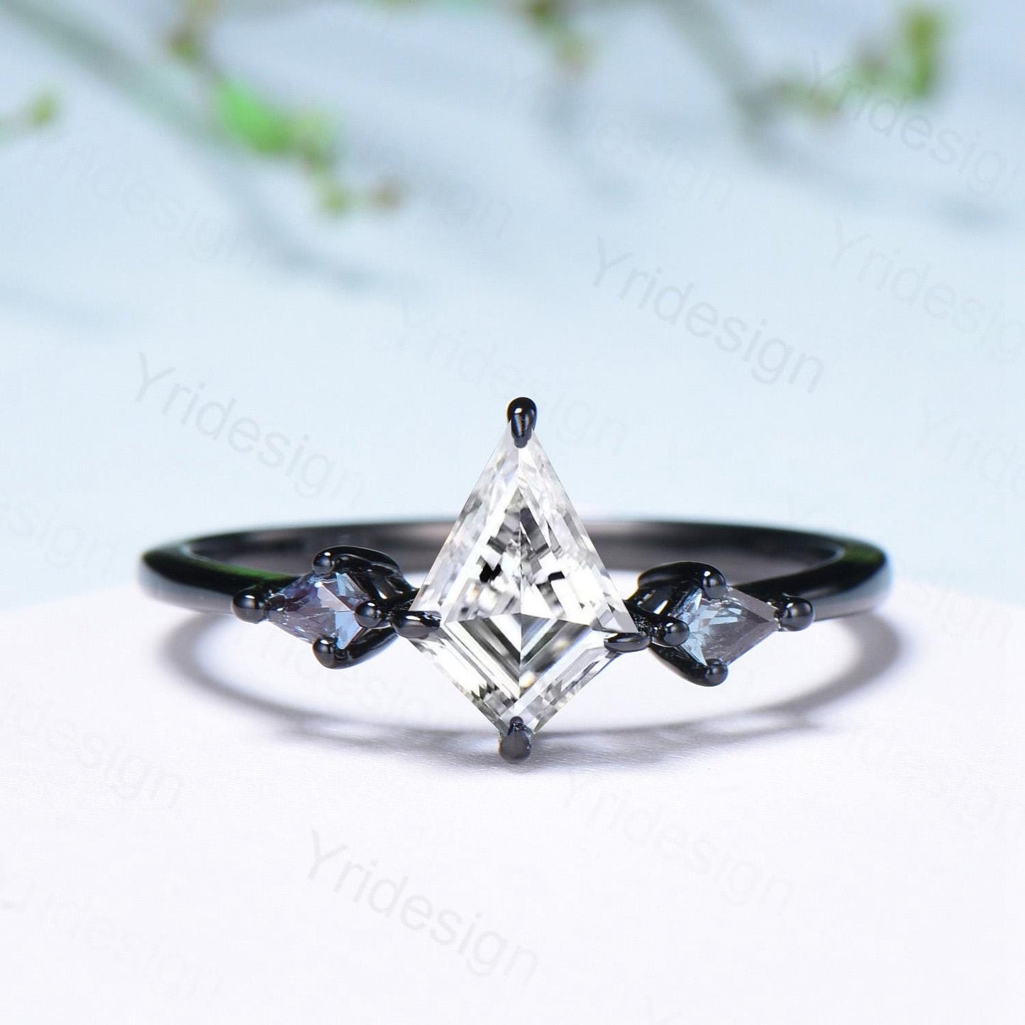 Minimalist Black Gold Three Stone Lab Grown Diamond Ring Kite Cut Natural Salt And Pepper Diamond Engagement Ring Silver Alexandrite Ring