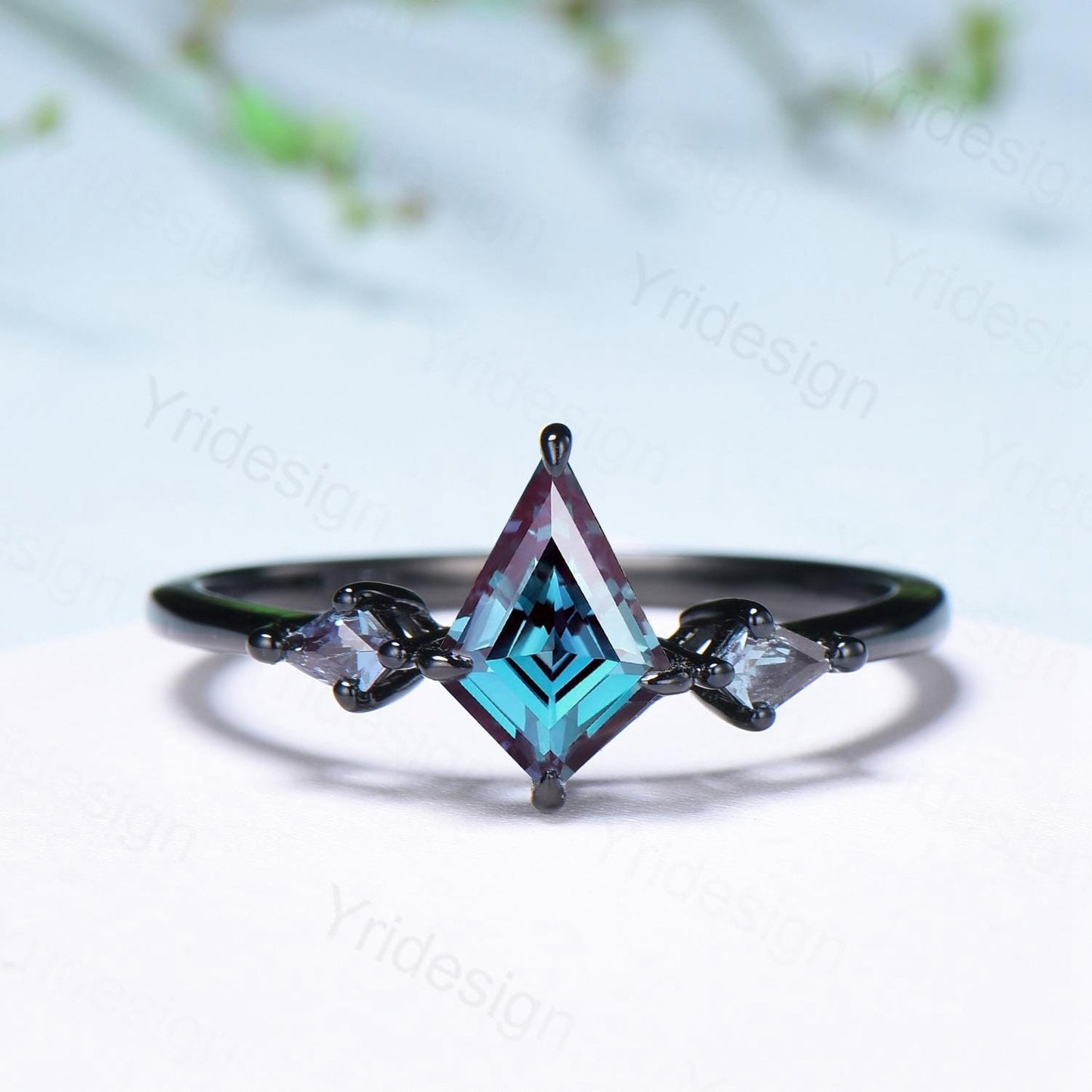 Minimalist Black Gold Three Stone Lab Grown Diamond Ring Kite Cut Natural Salt And Pepper Diamond Engagement Ring Silver Alexandrite Ring