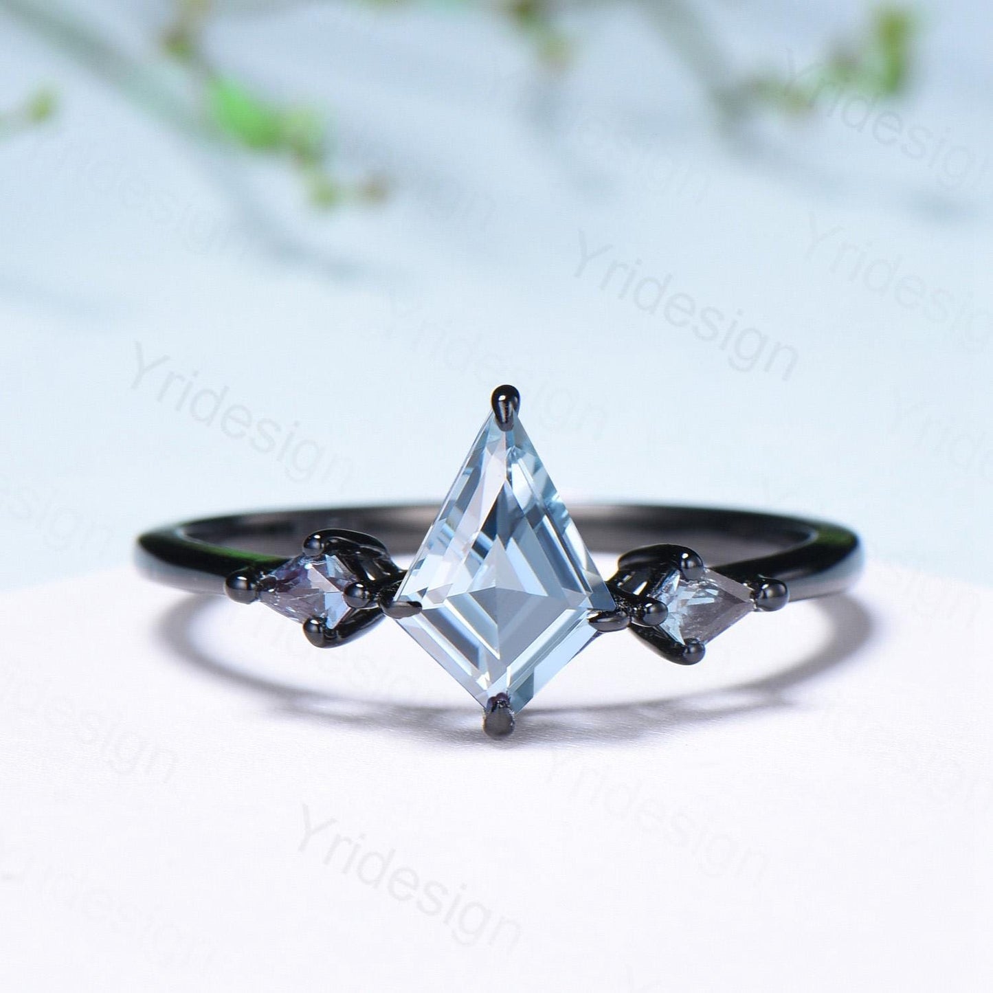 Minimalist Black Gold Three Stone Lab Grown Diamond Ring Kite Cut Natural Salt And Pepper Diamond Engagement Ring Silver Alexandrite Ring