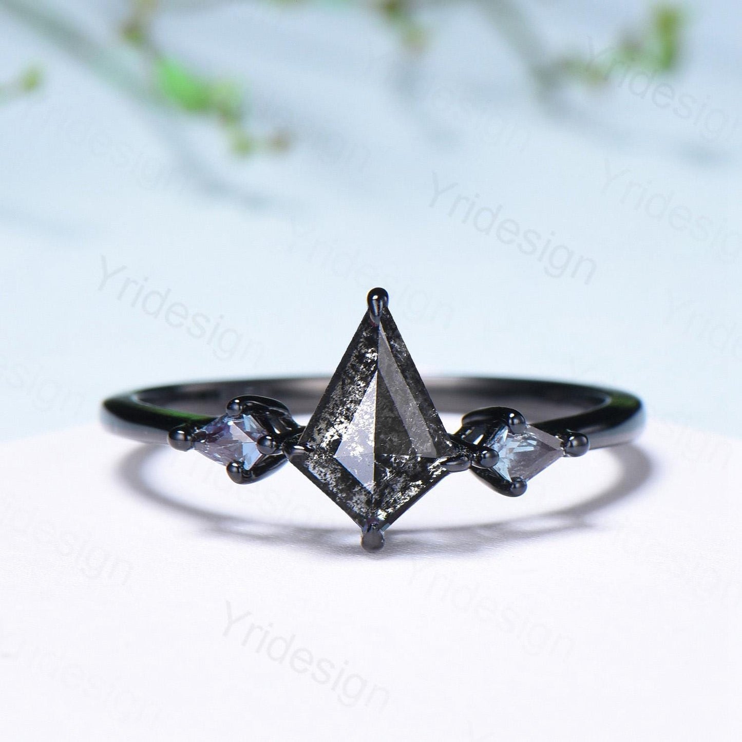 Minimalist Black Gold Three Stone Lab Grown Diamond Ring Kite Cut Natural Salt And Pepper Diamond Engagement Ring Silver Alexandrite Ring