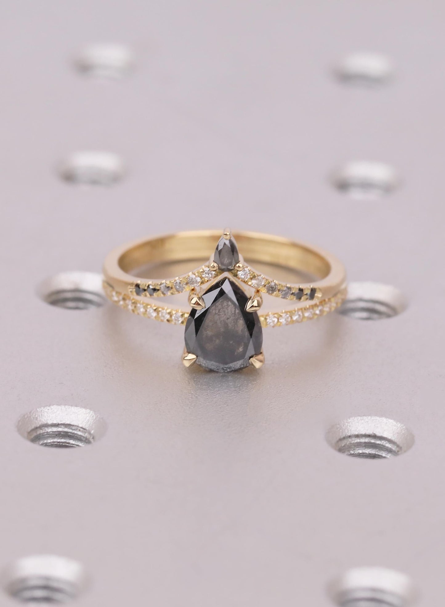 Pear Salt and Pepper Diamond Bridal Set, Natural Diamond Band, Vintage 18K Gold Engagement Ring, Unique Ombre Diamond Matching Ring Set