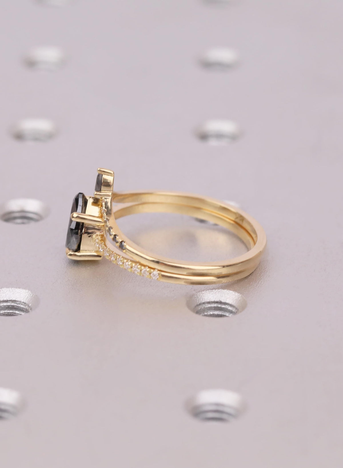Pear Salt and Pepper Diamond Bridal Set, Natural Diamond Band, Vintage 18K Gold Engagement Ring, Unique Ombre Diamond Matching Ring Set