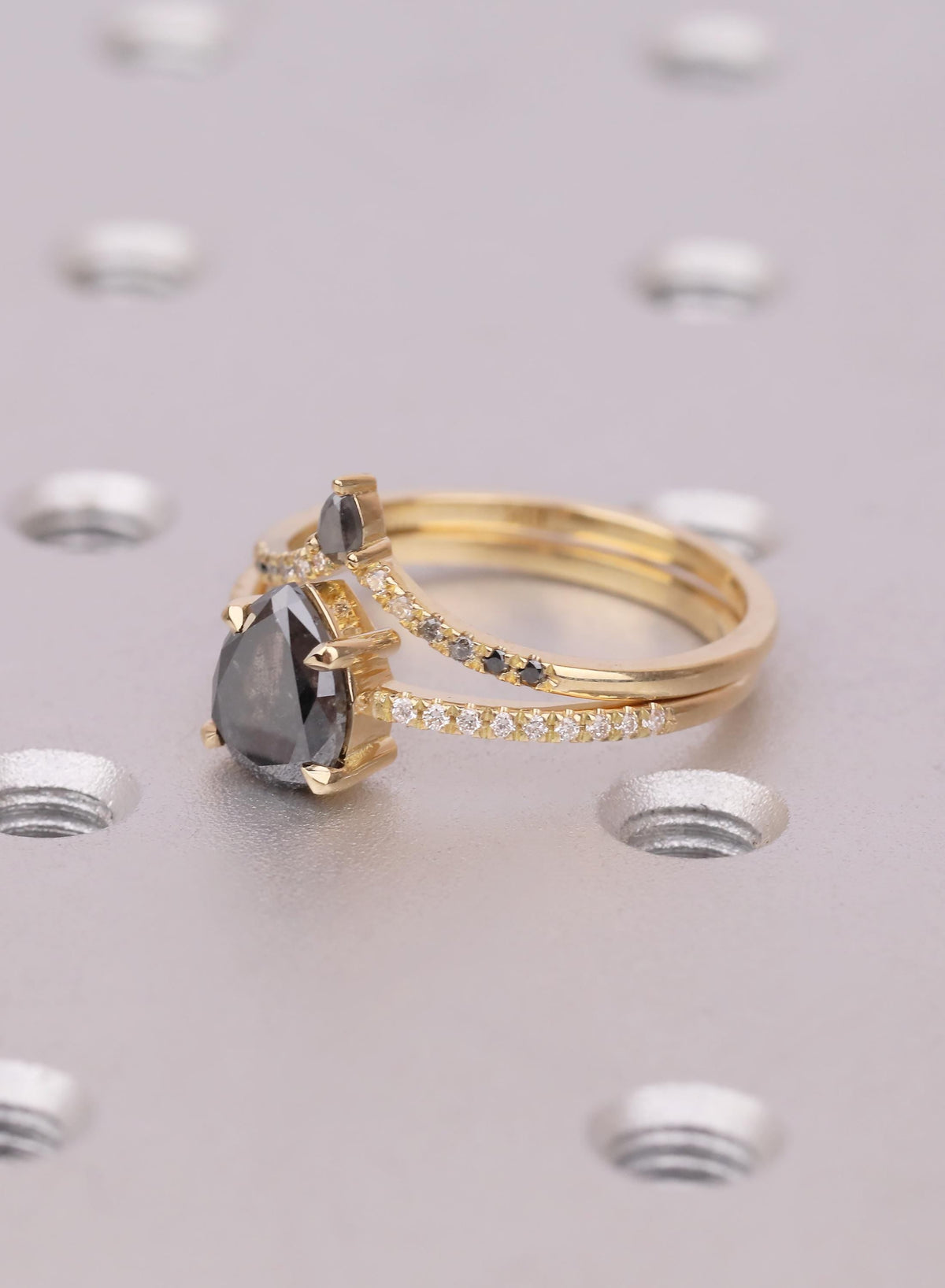 Pear Salt and Pepper Diamond Bridal Set, Natural Diamond Band, Vintage 18K Gold Engagement Ring, Unique Ombre Diamond Matching Ring Set