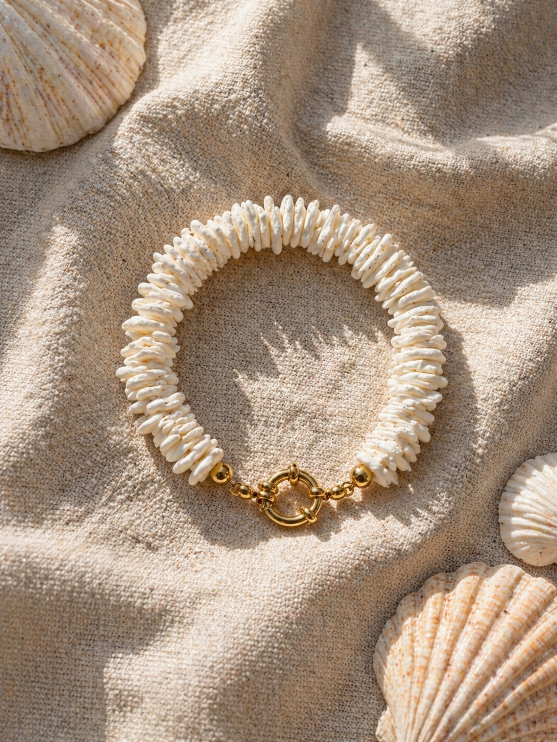 Bracelet Karibéa | Éclats de Coquillage Blanc & Fermoir Doré Personnalisable - Univers aquatique