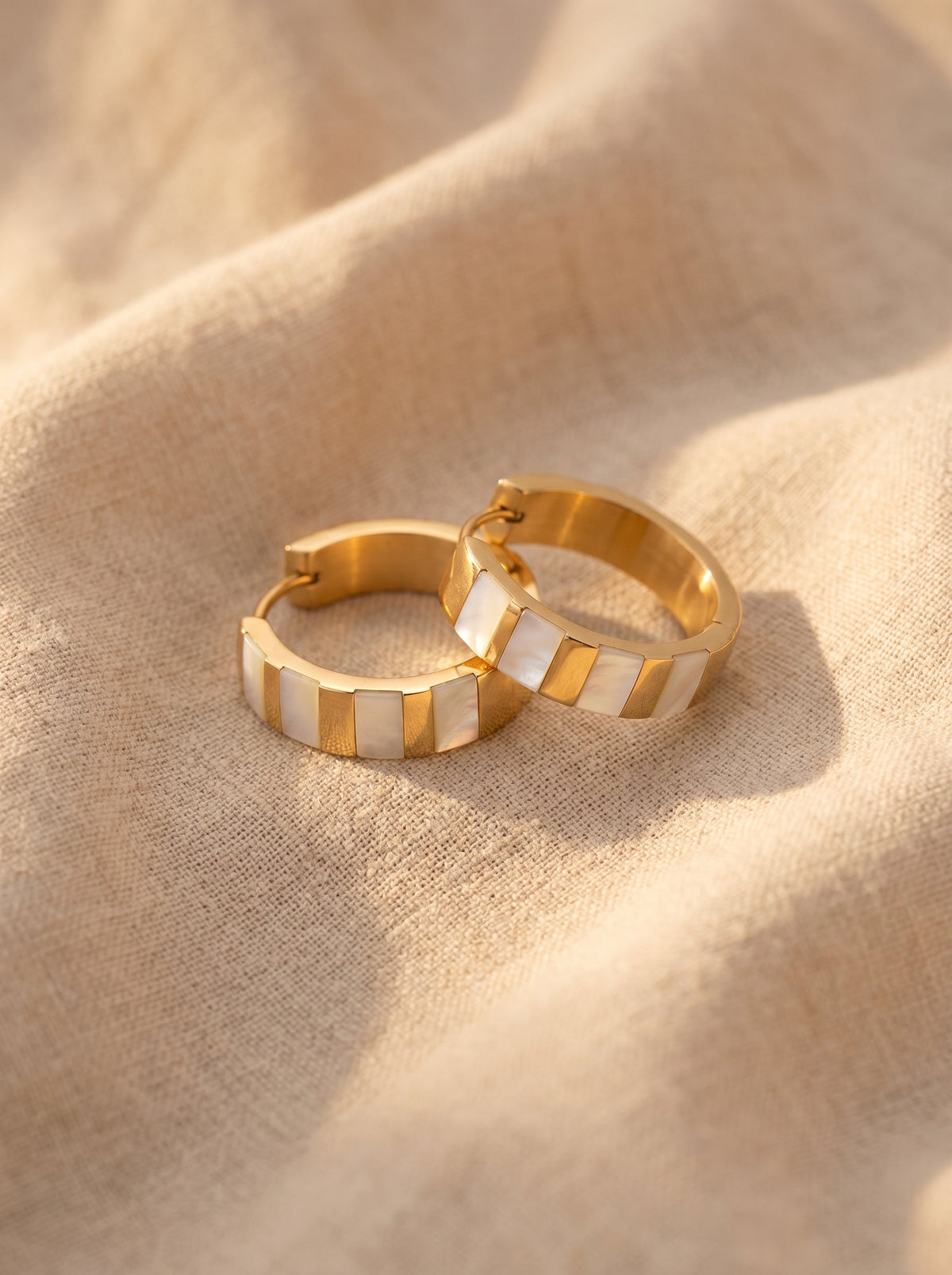Créoles Alba — Nacre & Or 24k | Univers Solaire