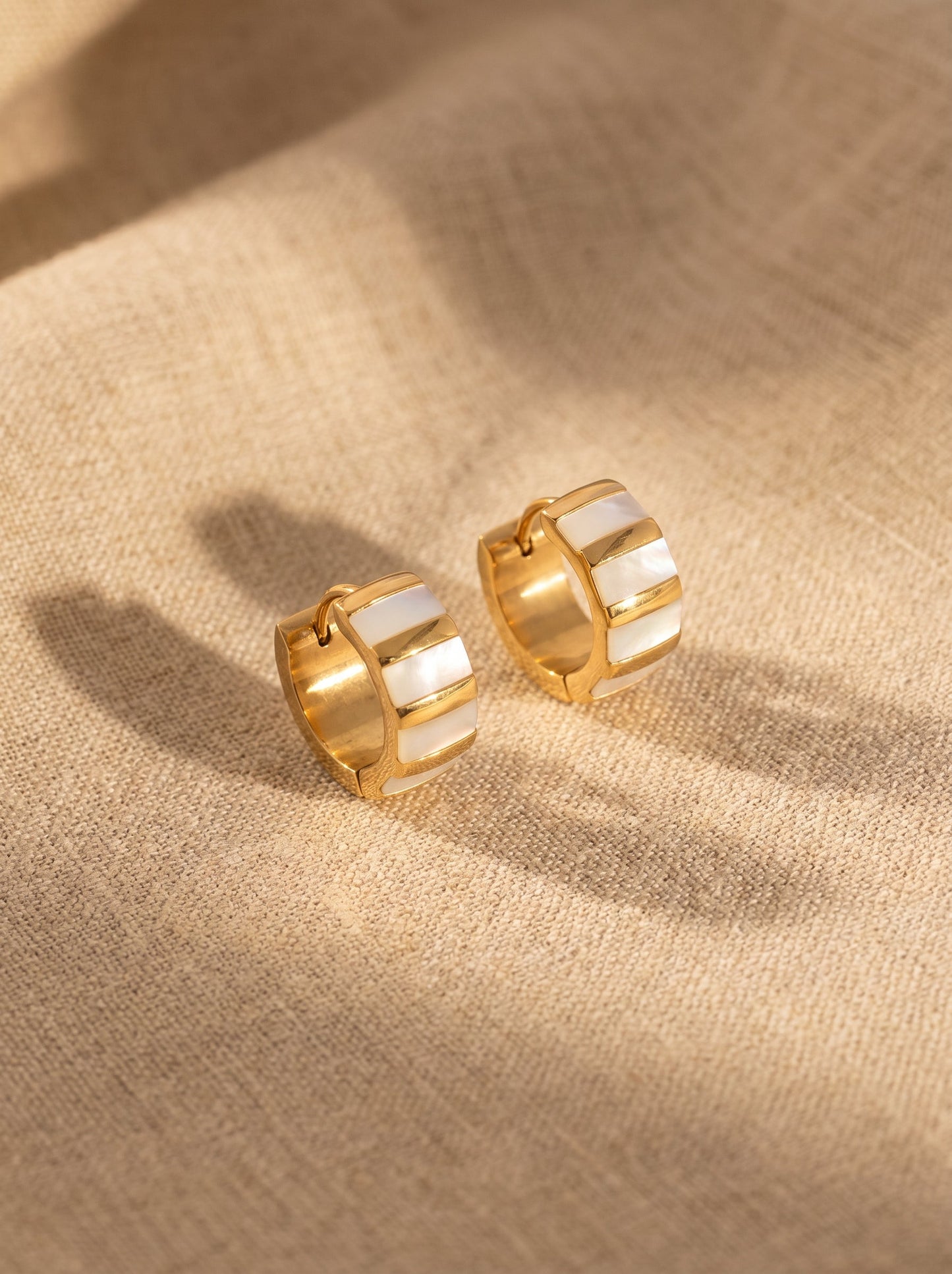 Mini Créoles Alba — Nacre & Or 24k | Univers Solaire