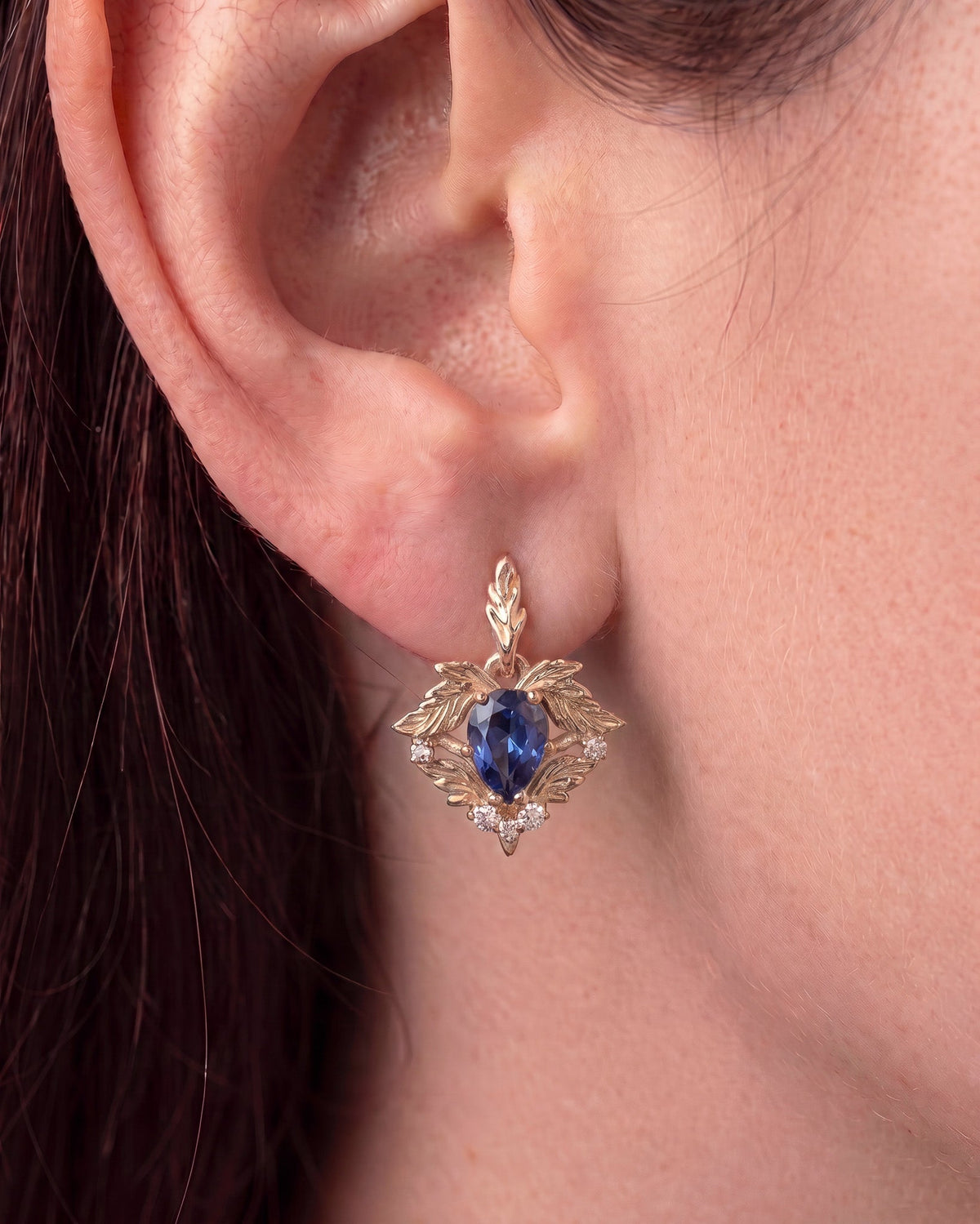 Leafy earrings with pear cut sapphire and diamonds / Amelia