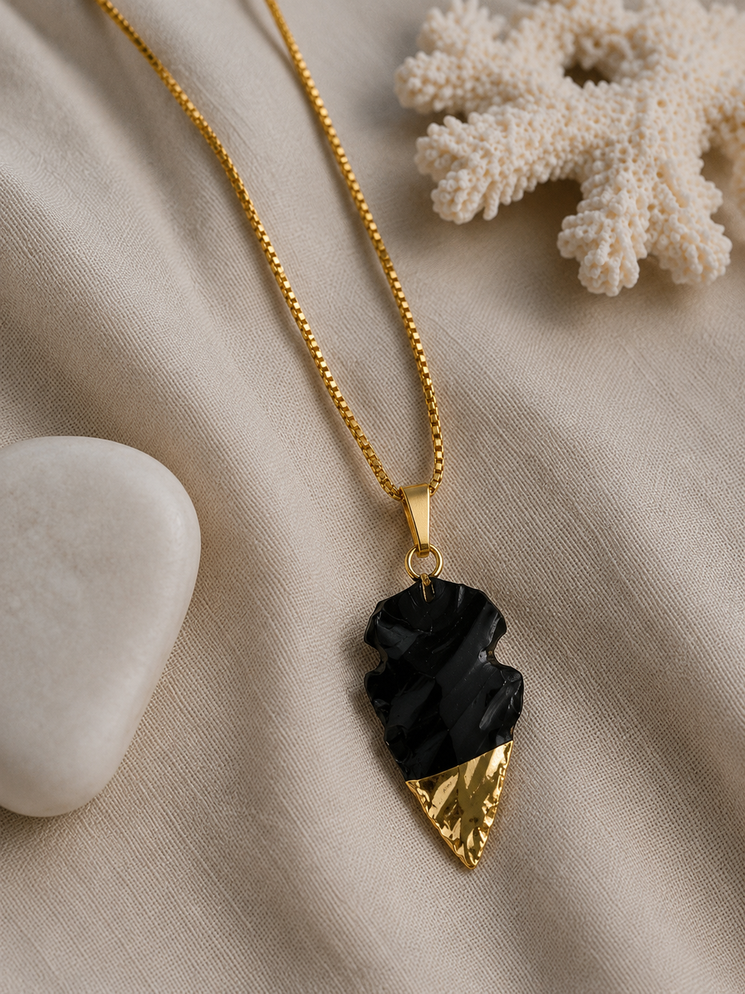Collier ARAWAK | Pendentif Flèche Obsidienne Brute & Pointe Or 24k – Univers Terre