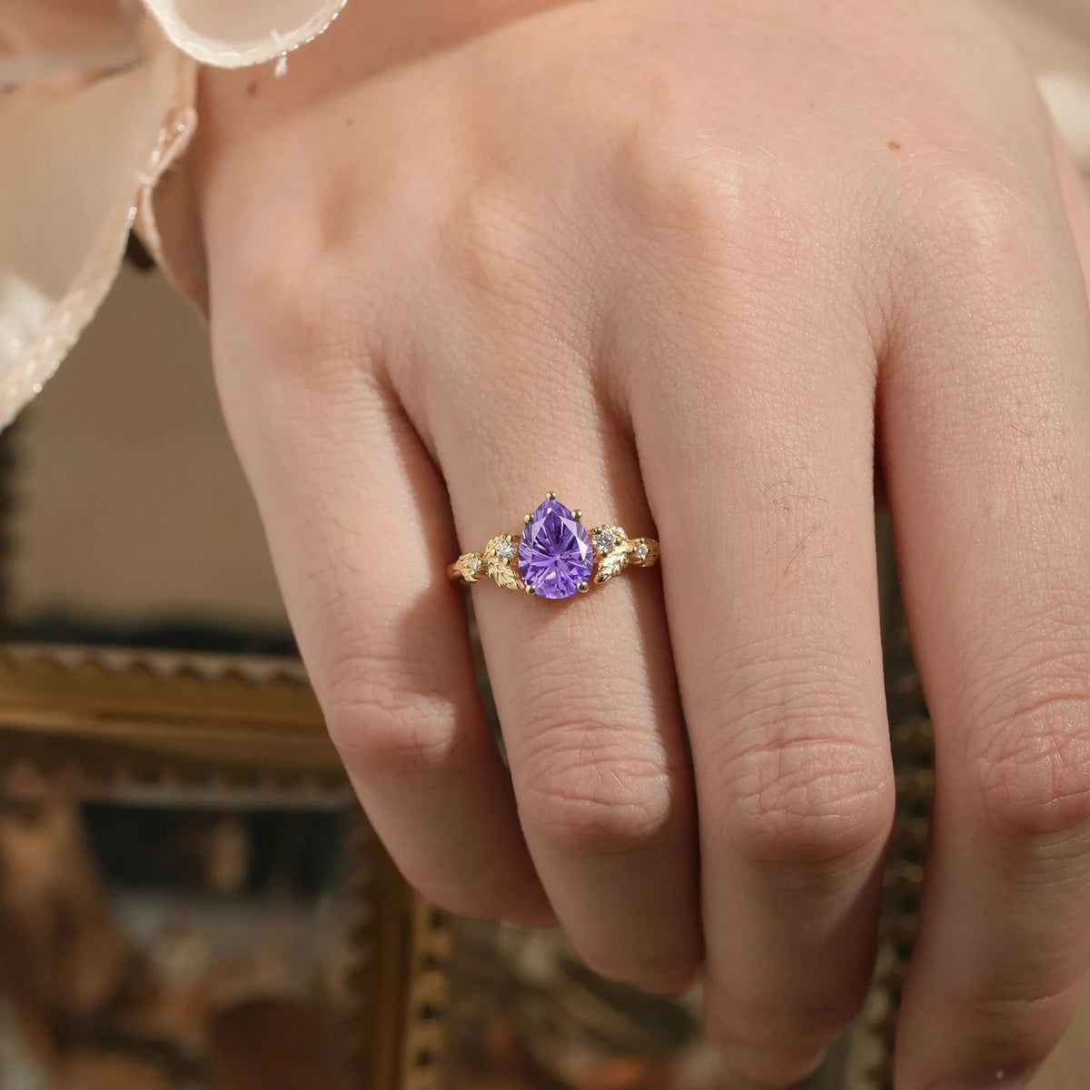 Daisy Promise｜1.5CT Pear Shaped Purple Sapphire Engagement Ring