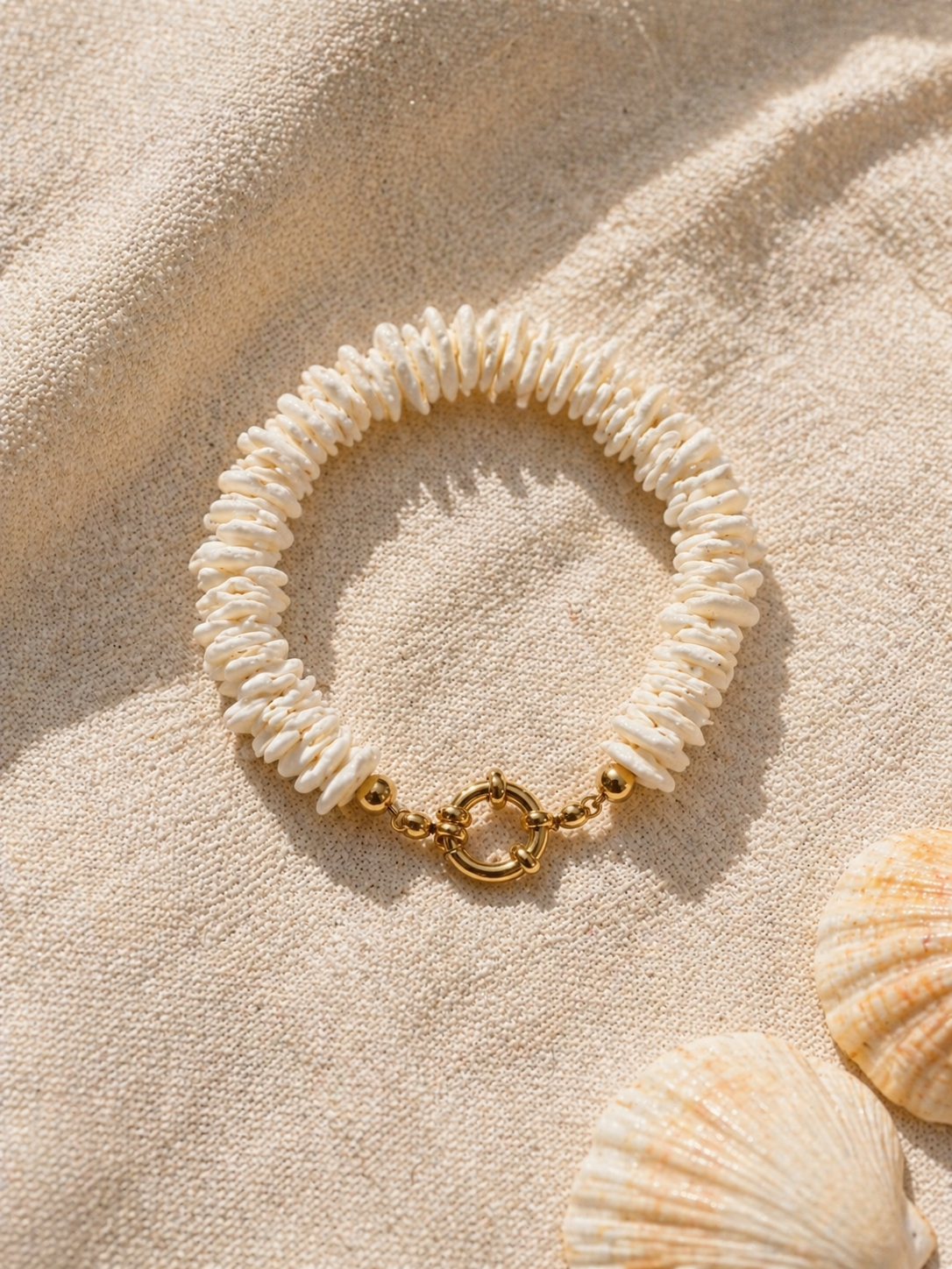 Bracelet Karibéa | Éclats de Coquillage Blanc & Fermoir Doré Personnalisable - Univers aquatique